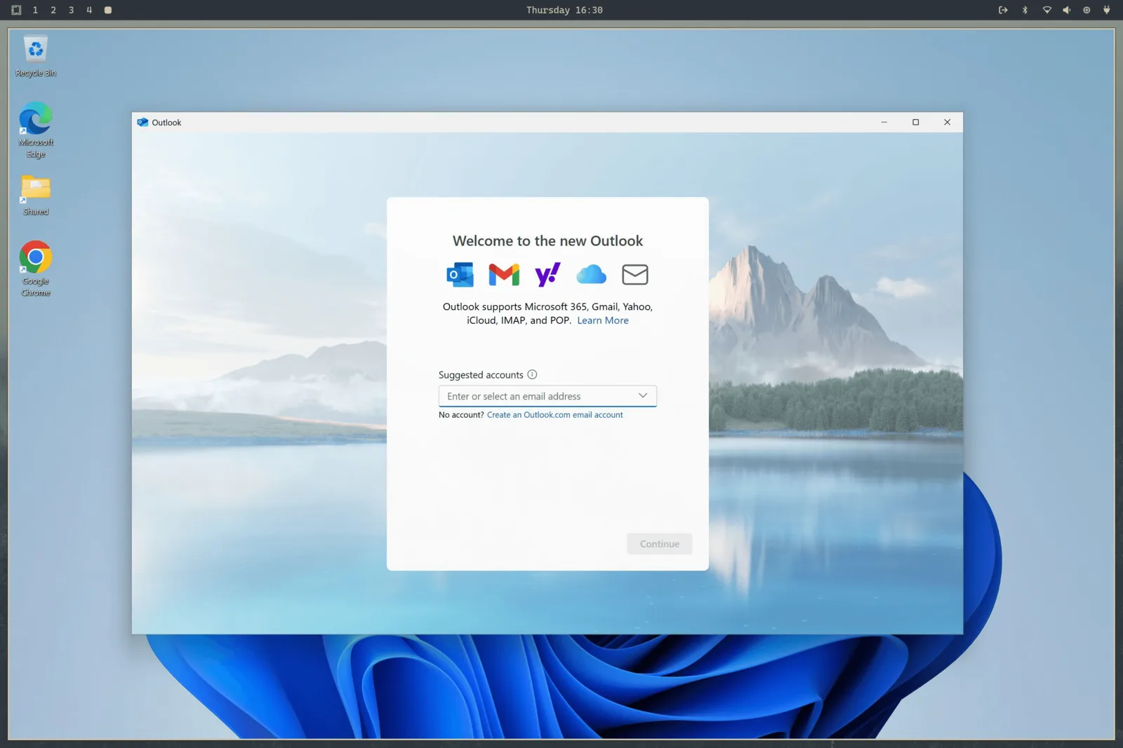 Windows 11 esegue Outlook dentro Omarchy, con la barra del desktop Omarchy visibile sopra